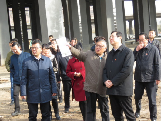 省委常委、西寧市委書記王曉在青海省物產(chǎn)集團(tuán)總公司黨委書記、總經(jīng)理王玉輝陪同下，深入青海物產(chǎn)朝陽物流園區(qū)。