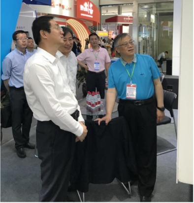 省委常委、西寧市委書記王曉蒞臨第十九屆青洽會(huì)青海物產(chǎn)展位參觀