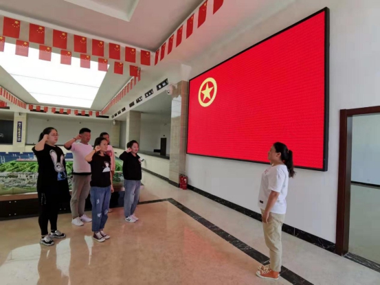 “我與祖國共奮進(jìn)――國旗下的演講”特別主題團日活動