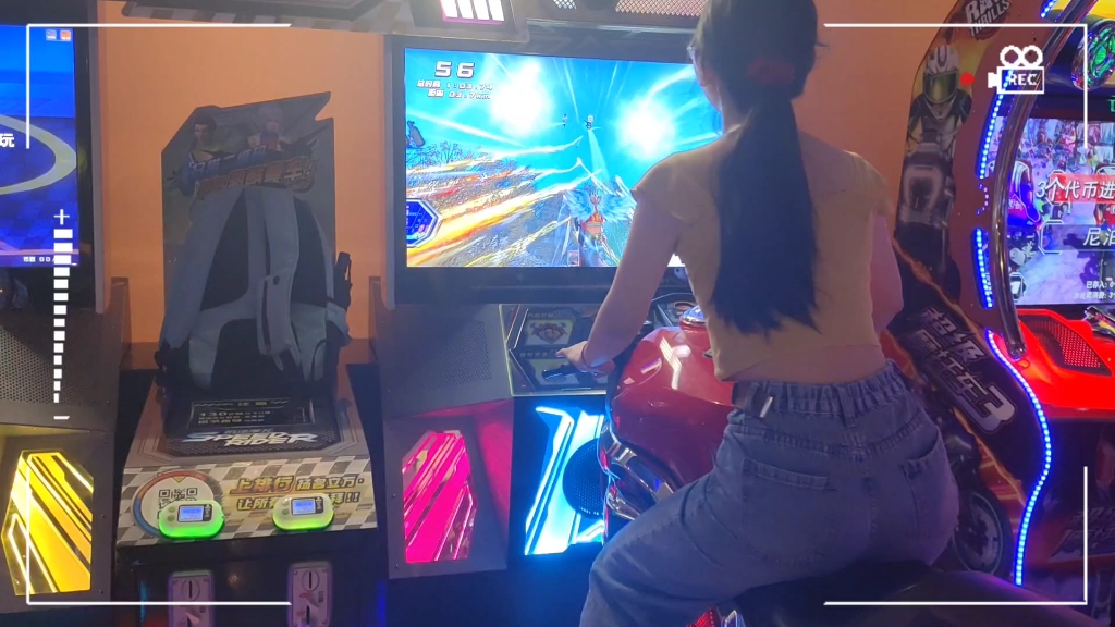 電玩城里的動(dòng)靜交織 摩托競(jìng)速與淘氣堡樂園