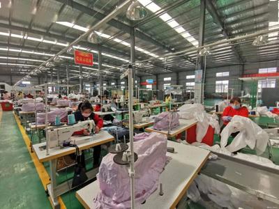 中國(guó)西海固農(nóng)民在車(chē)間里種&ldquo;鐵桿莊稼&rdquo;